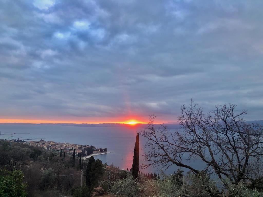 Casa Vacanze Mazurine10 Torri Del Benaco Rum bild